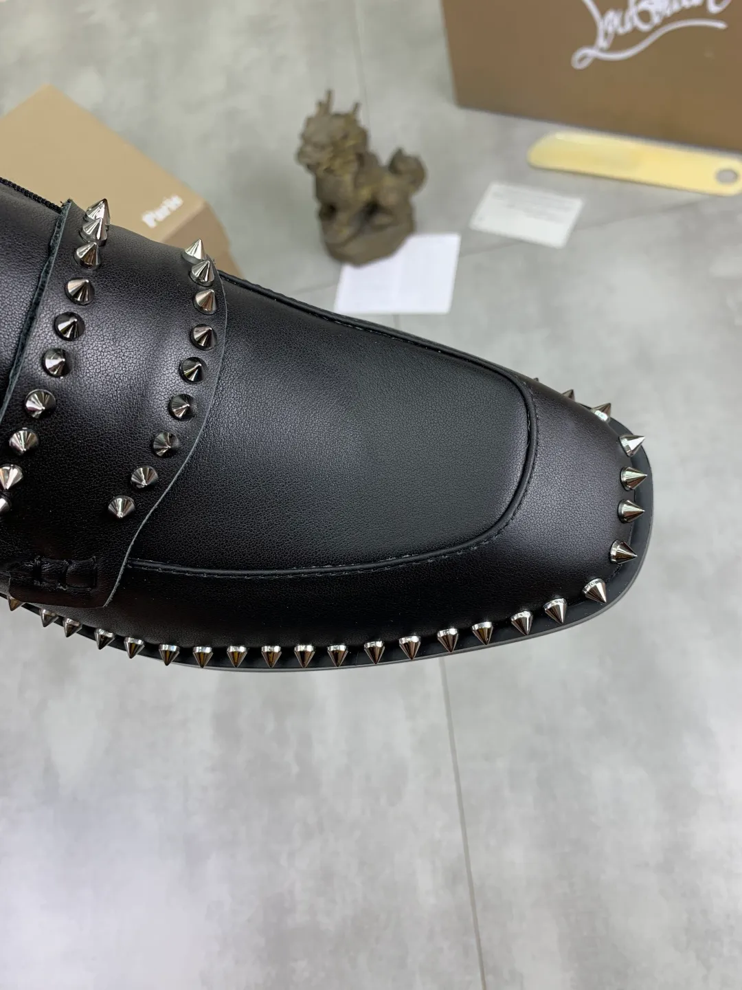 Men's shoes 💰P760 new style 💰high version 🇮🇹 CL red bottom series top purchasing original order series🔍🔍/🇮🇹Italian imported cowhide, imported genuine leather lining💪💪, completely 1⃣️ vs 1⃣️🇮🇹💪💪, ⚠Sole: The original sole provided by the original factory, the exclusive movable molded sole is super comfortable, ⚠Original factory follow-up goods, 🔍🔍high quality, you can come in and out at will, welcome to compare ⚠Size: 38-44 (45 46 can be customized)